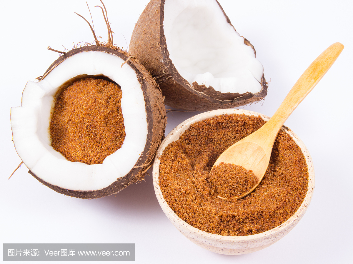 椰子和椰子糖孤立在白色背景。